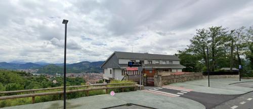 Uribarri Hotel | Hotel Artxanda Bilbao, Parking Gratuito en el Exterior Junto al Hotel