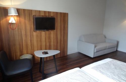 Suresnes Hotel | Hotel Atrium by Happyculture