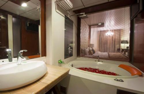 Paharganj Hotel | Hotel Aura - New Delhi Railway Station