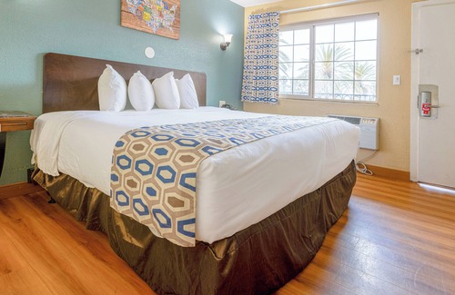 Loma Alta Hotel | Hotel Avenida - Oceanside Camp Pendleton