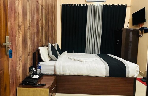 Siddharthanagar Hotel | Hotel Black and White
