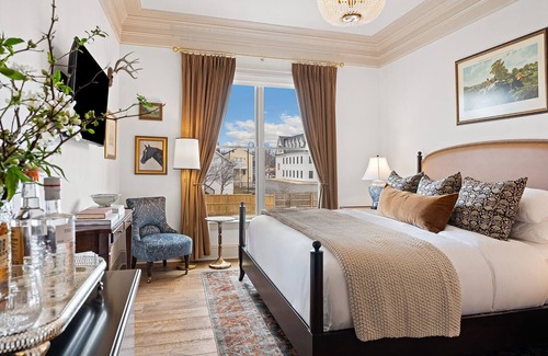 Leesburg's Old and Historic District Hotel | Hotel Burg