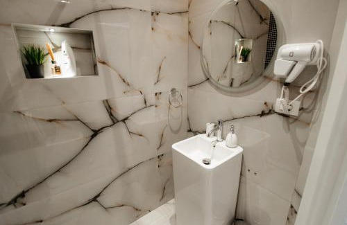 Tulghes Hotel | Hotel Casa Blanca