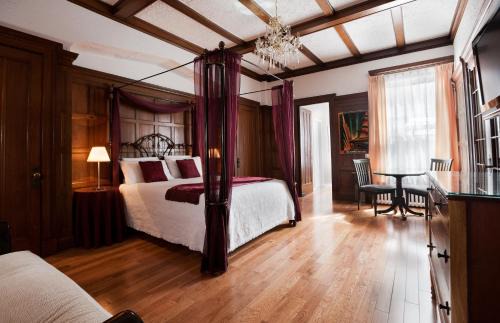 Quartier des Spectacles Hotel | Hotel Chateau de l'Argoat