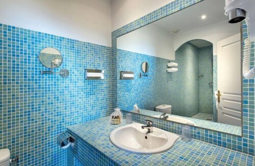 La Croix des Gardes Hotel | Hotel Chateau De La Tour