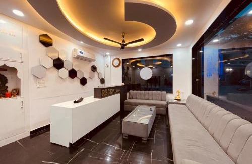 Jwalapur Hotel | Hotel Conifier Haridwar - Top Rated ! Most Awarded ! Luxury Stay ! Lift ! Spacious Room