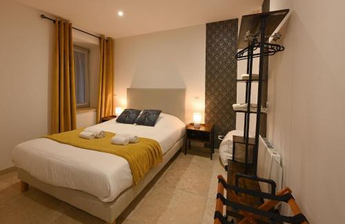 Poncin Hotel | Hotel De La Croisée