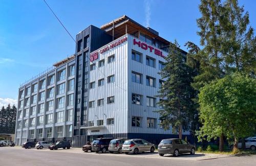 Brezno Hotel | HOTEL DOUBLE RED CARS Museum