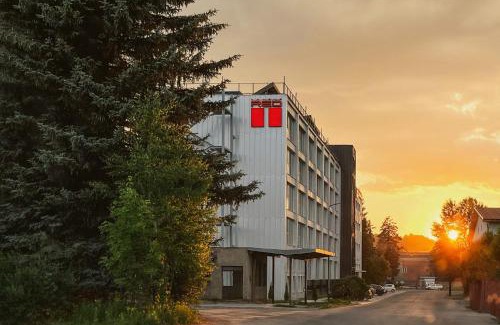 Brezno Hotel | HOTEL DOUBLE RED CARS Museum
