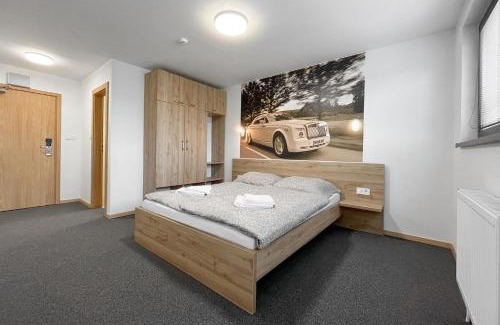 Brezno Hotel | HOTEL DOUBLE RED CARS Museum