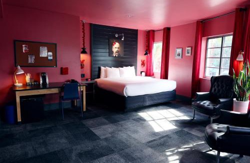 West Avenue Hotel | Hotel Gaythering - Gay Hotel - All Adults Welcome