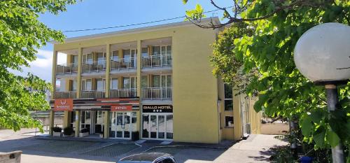 Ponte Taro Hotel | Hotel Giallo