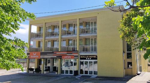 Ponte Taro Hotel | Hotel Giallo