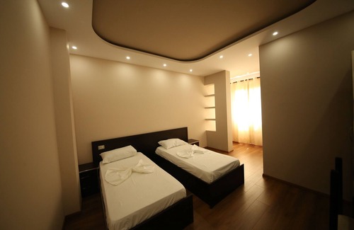 Koplik Hotel | Hotel Holiday