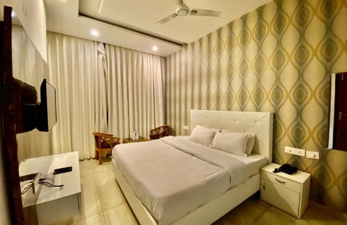 Zirakpur Hotel | Hotel Hollywood - Family Hotel