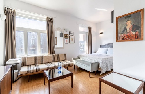 Gay Village Hostel | Hotel le Coach