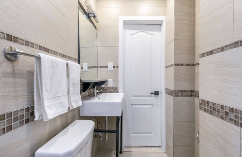 Gay Village Hostel | Hotel le Coach