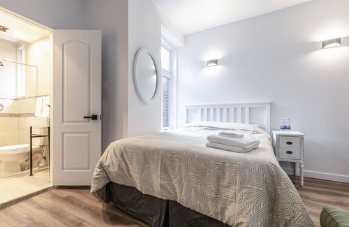 Gay Village Hostel | Hotel le Coach