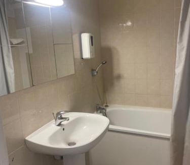 Rochefort-du-Gard Hotel | Hotel Le Lagon