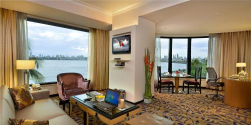 Churchgate Hotel | Hotel Marine Plaza