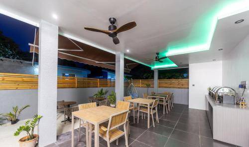 Omadhoo Hotel | Hotel