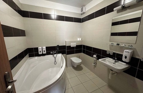 Jaromerice nad Rokytnou Hotel | Hotel Opera