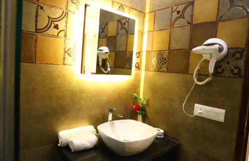 Naraina Hotel | Hotel Palm Grand Naraina New Delhi - Couple Friendly Local IDs Accepted