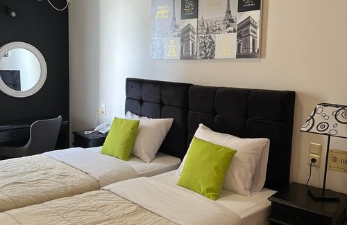 Peiraiki Hotel | Hotel Queens Leriotis