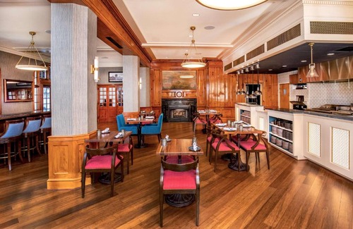 Roanoke Hotel | Hotel Roanoke & Conference Center, Curio Collection by Hilton