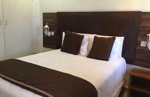 Selebi-Phikwe Hotel | Hotel Stone House