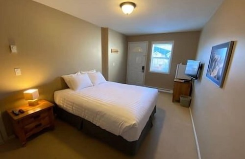 East Kootenay Apartment | Hotel Style Suite/New Mattress/Private