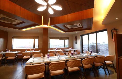 Dwarka Hotel | HOTEL THE GRANDLADHUKARA