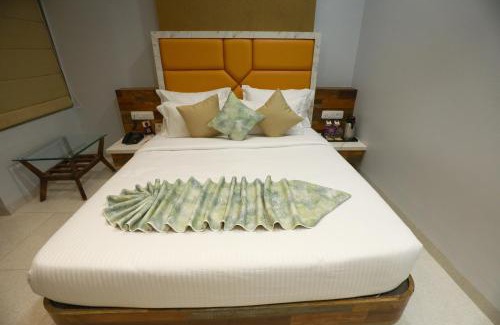 Dwarka Hotel | HOTEL THE GRANDLADHUKARA