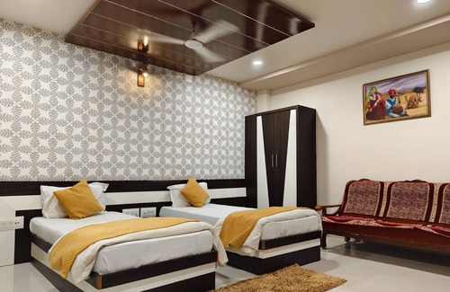 Rajula Hotel | Hotel Tulsi Inn