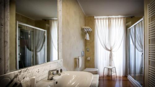Varano Borghi Hotel | Hotel Villa Borghi
