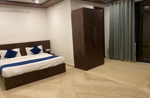 Sector 51 Hotel | Hotel Viraj