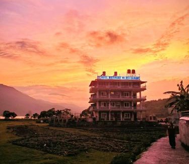 Pokhara Hotel | Hotel waterside