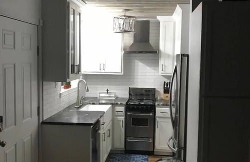 Hiawassee House | HOTLIPS AT COLLINWOOD upstairs Price is on the website Down stairs $125 extra
