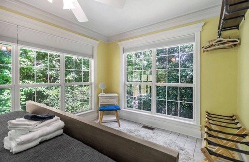Smithville House | HotTUB 5 KINGs Sauna Kayaks Arcade Sleeps 17 Lake+Beachy Area