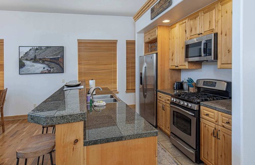 Purgatory House | HotTub-Alpenglow Ski-In Out Family & Pet Friendly