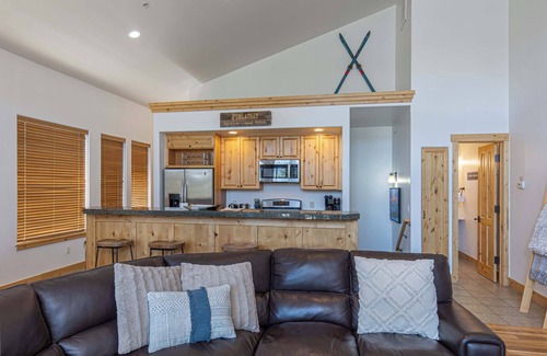 Purgatory House | HotTub-Alpenglow Ski-In Out Family & Pet Friendly
