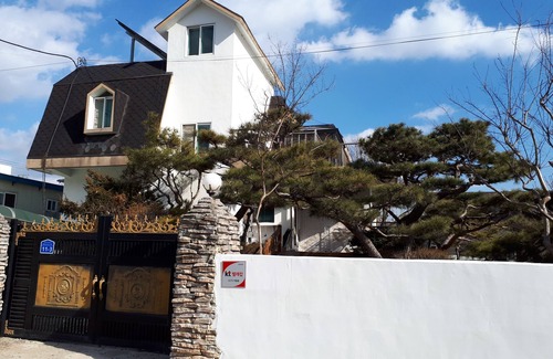 Cheongju House | House (2nd floor only) w/paintings, barbeque grill, garden