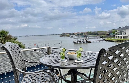 Clear Lake Shores House | House ∙ 3 bedrooms ∙ 8 guests