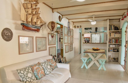 Itaguassu House | House 3 suites c air cond and TV, barbecue for 3 cars 200m from the beach.