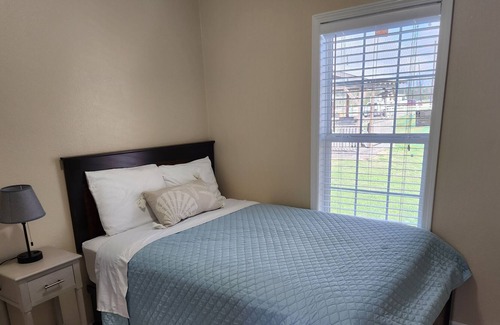 Lake Jackson House | House, 3brm, 2 bath, full kitchen, living room, washer/dryer.