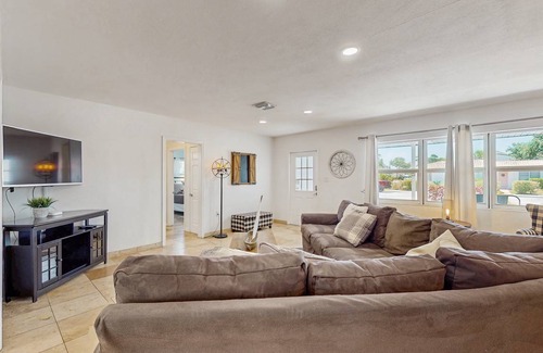 South Poinsettia House | House ∙ 4 bedrooms ∙ 8 guests