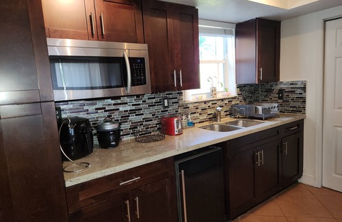 Hialeah House | House close to shopping and more-18 minutes to airport-25 minutes to beaches.