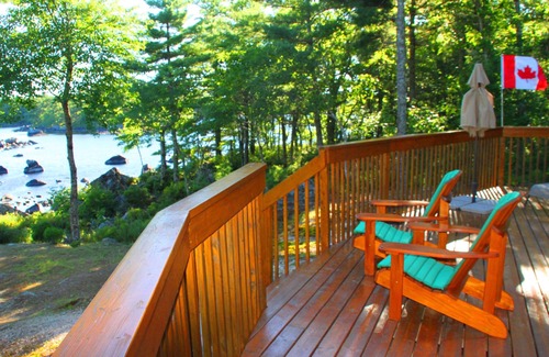 LaBelle House | House Eagle Cove - Cottage right on the shore of Ponhook Lake