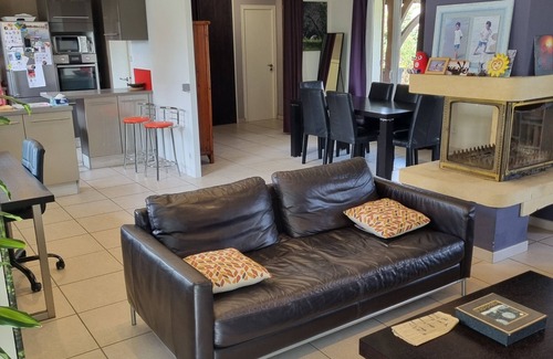 Vayres House | House for 6 and a baby, quiet and bright, all comforts, shaded terrace