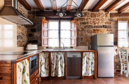 Villanueva de la Pena House | House, ideal for 6 people, private garden, beside a river, close to the sea